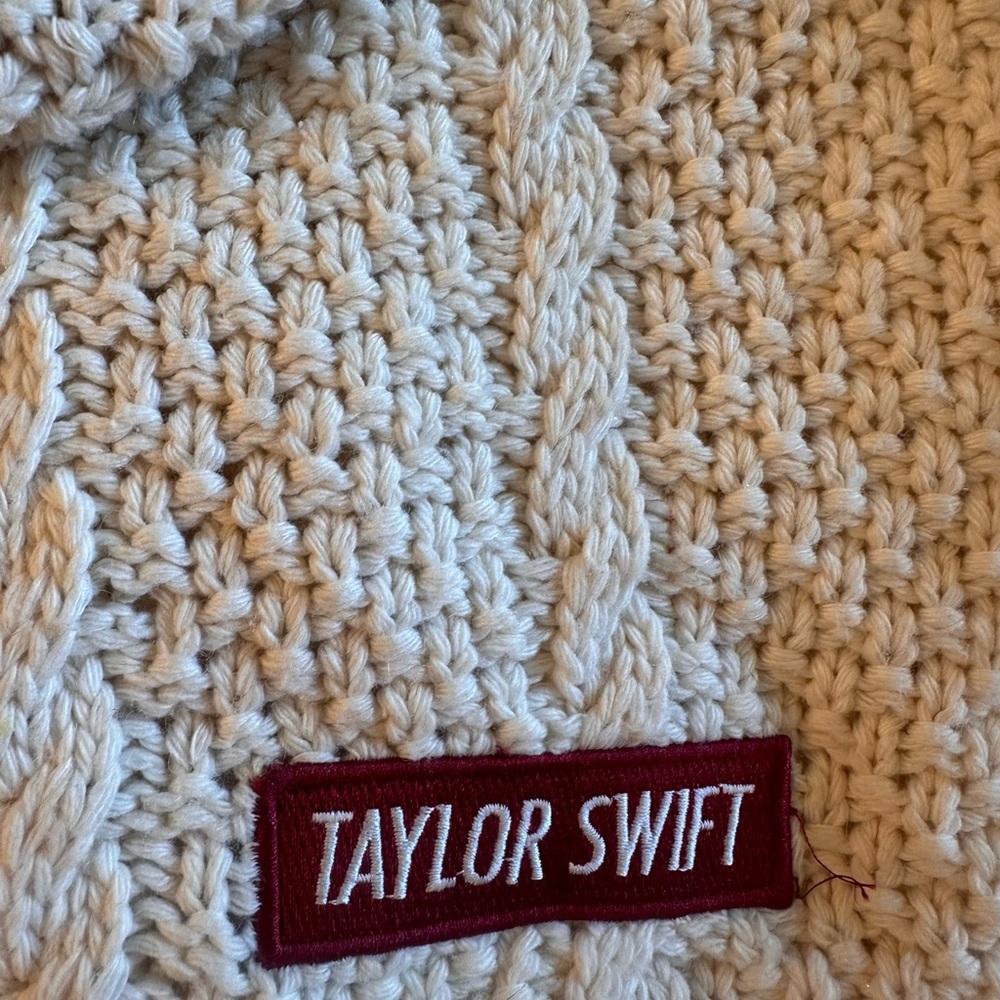 AUTHENTIC Red Taylor’s Version Cardigan limited edition collectors item - Picture 3 of 11